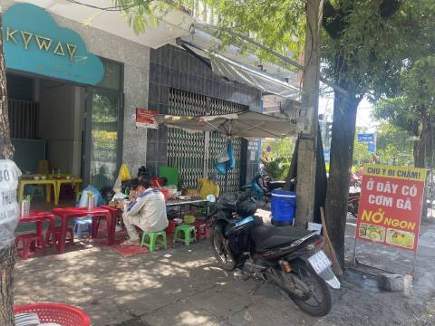 TIỆM CƠM GÀ NỞ